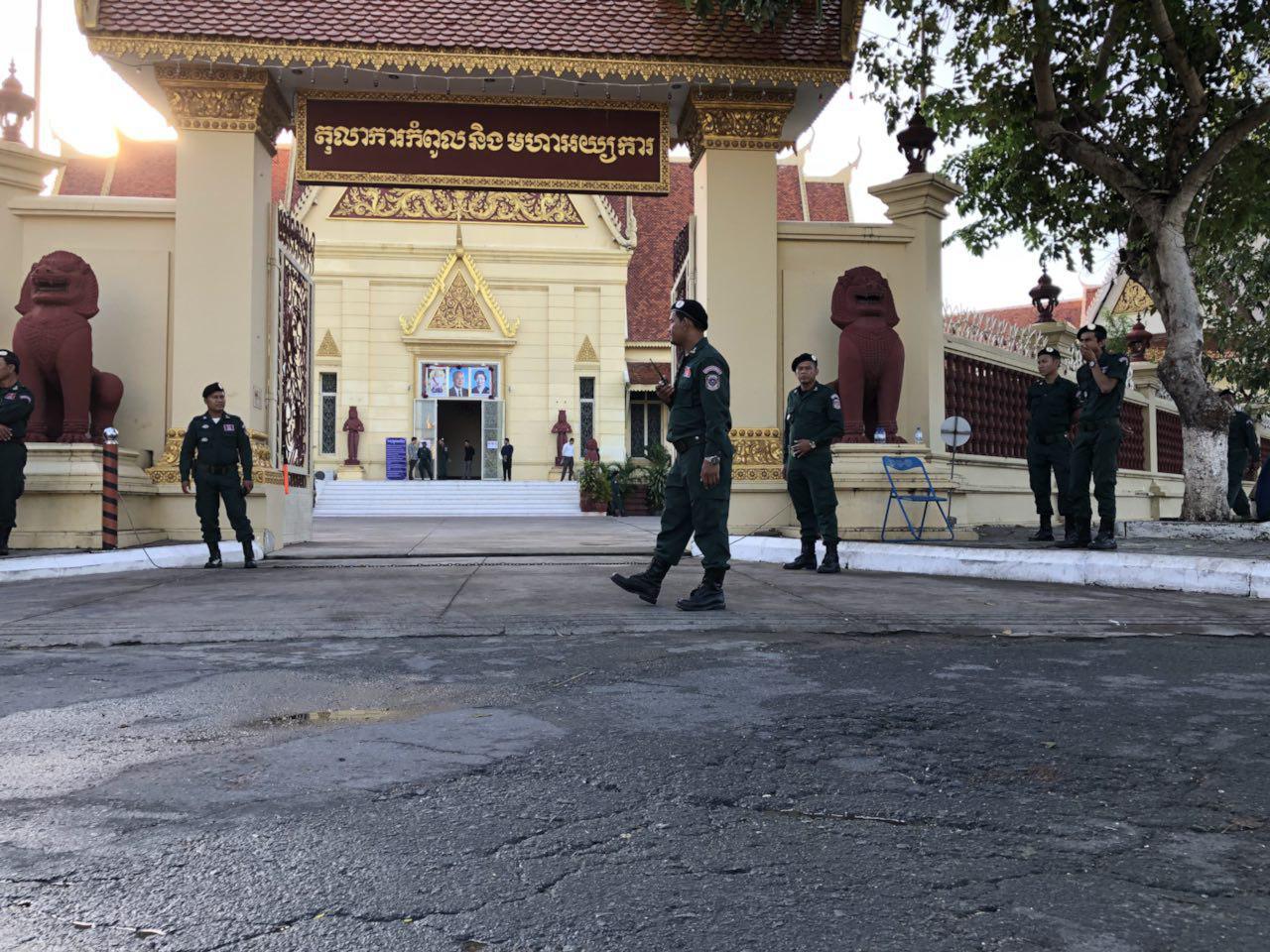 រហូតដល់ម៉ោងជាង១២៖០០នាទី វេលាថ្ងៃត្រង់ ថ្ងៃទី១៦ ខែវិច្ឆិកា​ ឆ្នាំ២០១៧នេះ សវនាការជំនុំជម្រះកាត់ទោសរំលាយ គណបក្សសង្រ្គោះជាតិ នៅតុលាការកំពូល ត្រូវបានផ្អាកបន្តិច